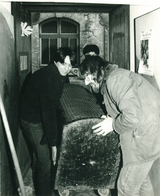 05. Déchargement du matériel. Ange, Didier Vacassin - 19 février 1983 (© Marie Vaneetvelde)