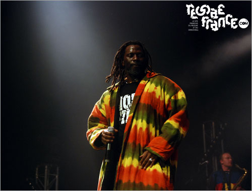 http://www.reggaefrance.com/photos/paradis-artificiels/Tiken-jah.jpg